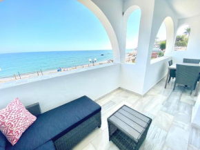 Stunning Modern Beachfront Apt, Pool, Sea View